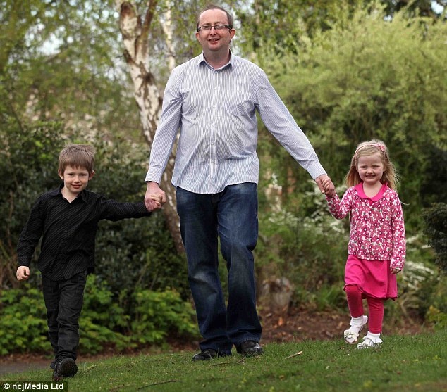 Cha ung thu tu len ke hoach tang le cho vo con bot kho hinh anh