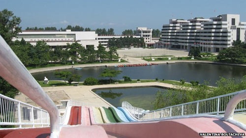 Matthew Reichel, đồng sáng lập dự án trao đổi Bình Nhưỡng, một tổ chức phi lợi nhuận của Canada tập trung thúc đẩy trao đổi văn hóa với Triều Tiên cho biết, ông thông cảm với các nhà tổ chức trại hè trong việc thu hút các học sinh nước ngoài tới đây. “Khu trại phải có khách quốc tế, đó là lí do vì sao nó được ra đời. Sẽ là thất bại nếu nó không thu hút được học sinh nước ngoài”, Reichel chia sẻ với BBC.