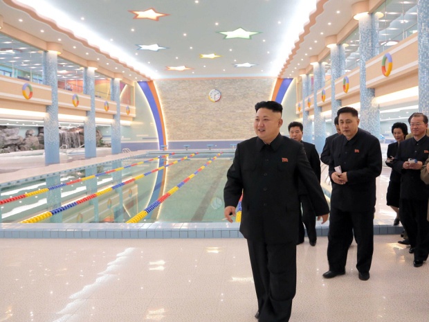 Hôm 21/4, hãng thông tấn Triều Tiên KCNA công bố hình ảnh nhà lãnh đạo Kim Jong Un thị sát Trại hè thiếu nhi quốc tế Songdowon. Tại đây, ông Kim đã tới thăm bể nuôi cá cảnh, bể bơi và sân bóng đá. Ảnh: KCNA.