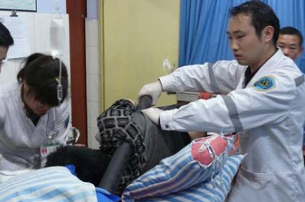 Tho xay song sot sau khi cot den dam xuyen co the hinh anh