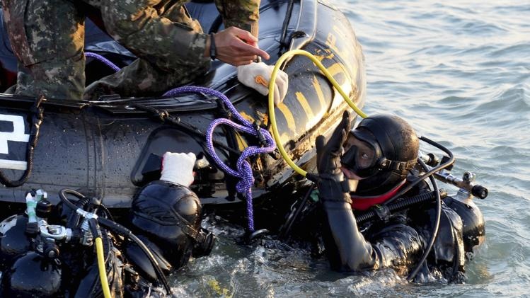 Thi the trong tau dam am anh tho lan Han Quoc hinh anh