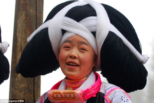 Truyền thống này là cách mà người dân tộc Miao tưởng nhớ tới tổ tiên của họ. Mỗi khi chải tóc, người phụ nữ sẽ nhặt những sợi tóc rụng và giữ lại để sau này họ trao chúng cho con gái khi kết hôn.