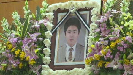 Dan Han cam phuc nam sinh nhuong ao phao tren tau dam hinh anh