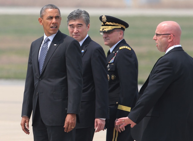 Obama mang hoa moc lan sang chia buon cung dan Han hinh anh