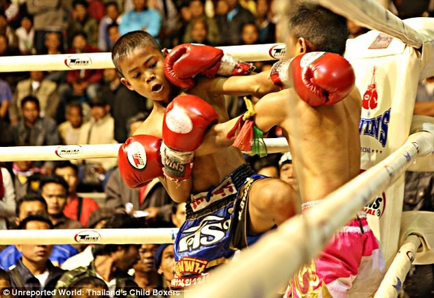 Phan doi cua nhung dua tre dau vo de kiem tien o Thai hinh anh