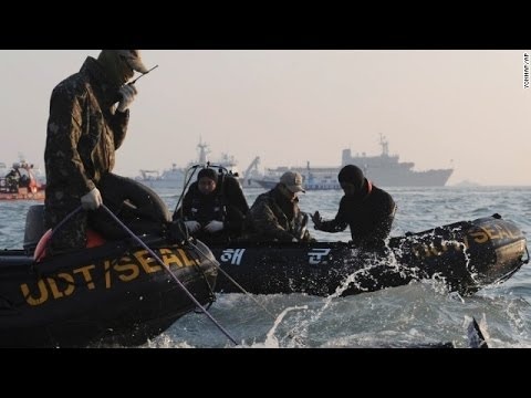 Video ve no luc tim kiem thi the nan nhan tau Sewol hinh anh