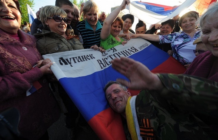 Nguoi bieu tinh tuyen bo thanh lap Cong hoa nhan dan Lugansk hinh anh