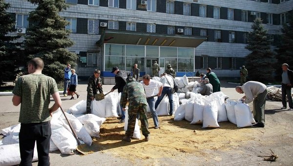 Nguoi bieu tinh chiem them tru so thanh pho o Ukraina hinh anh