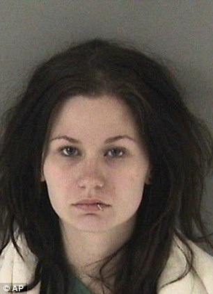 Cảnh sát tình nghi Newton đâm chết con trai 7 tháng tuôi. Ảnh: Daily Mail.