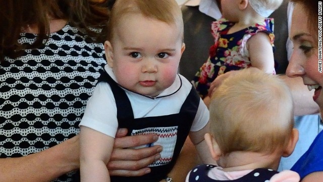 Hoàng tử William và công nương Kate đã đưa George tới chơi với những đứa trẻ khác cùng tuổi và đều là con đầu lòng trong buổi gặp gỡ do tổ chức chăm sóc trẻ em phi lợi nhuận Plunket diễn ra tại tòa nhà chính phủ ở Wellington. Cậu bé tỏ ra thích thú, mạnh dạn và đáng yêu khi chơi đùa cùng các bạn.