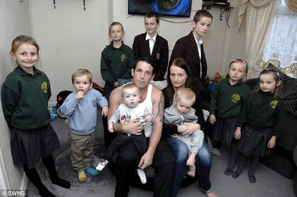 Ba me nuoi 9 con van tiep tuc mang thai doi hinh anh