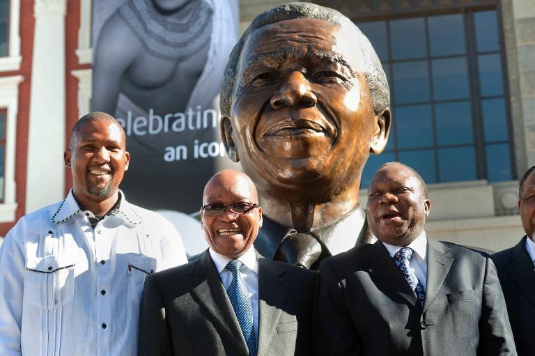 Nam Phi dat tuong Mandela truoc tru so quoc hoi hinh anh