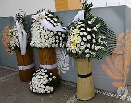 Vong hoa Tong thong vieng nan nhan tau chim bi bo ra ngoai hinh anh