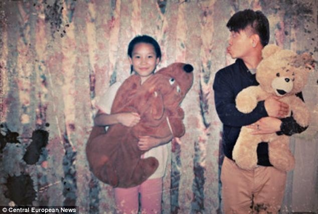 Bằng phần mềm Photoshop, Wan đã “chèn” thêm anh vào cạnh người yêu trong những bức hình của cô gái ngày nhỏ.