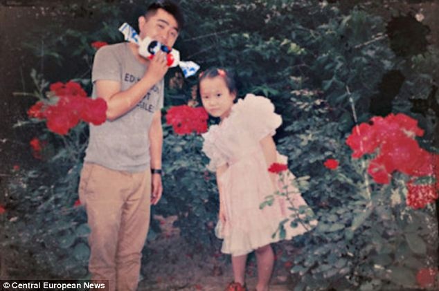 Chàng trai lãng mạn đồng thời cũng là một thợ chụp ảnh cưới.“Anh không có cỗ máy thời gian nên điều duy nhất anh có thể làm là thâm nhập vào giấc mơ của em để gặp em”, Wan chia sẻ điều anh muốn nói với người yêu dưới bức hình. 