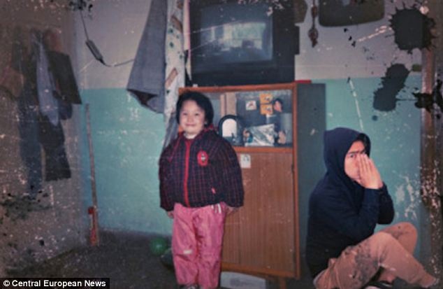 Wan thường chia sẻ những bức ảnh cưới do anh chụp trên trang Weibo. Chàng trai chia sẻ, anh không muốn bỏ lỡ những giây phút ngọt ngào – khi hai người yêu nhau thề nguyện với nhau.