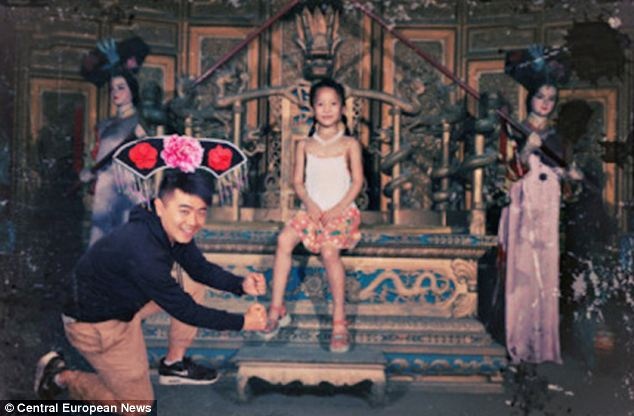 Bộ ảnh kỷ niệm 4 năm yêu nhau giữa Wan và bạn gái đã nhận gần 3.300 lượt “like” (thích) trên mạng Weibo. Nhiều người cho rằng, cô gái thật may mắn vì có bạn trai lãng mạn như Wan.