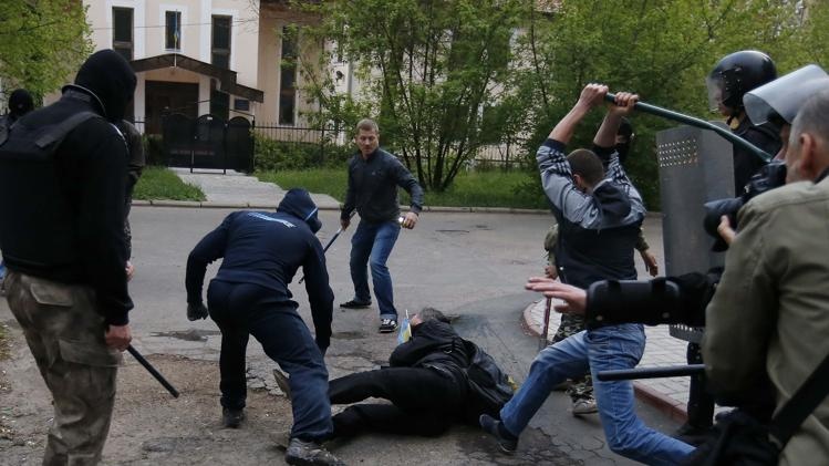 Nhieu nguoi do mau vi bao luc o mien dong Ukraina hinh anh