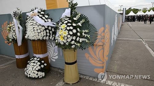 GIa đình các nạn nhân tàu Sewol chuyển những vòng hoa của những người đứng đầu chính phủ Hàn Quốc ra bên ngoài nhà tang lễ như một cách thể hiện sự giận giữ trước công tác cứu hộ chậm chạp của giới chức nước này. Ảnh: Yonhap.