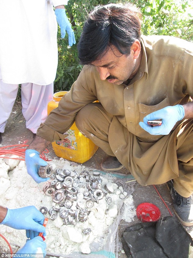 Cảnh sát Pakistan đã tìm thấy một chiếc áo khoác tự sát với những chiếc đai ốc và bu lông và hai bao thuốc nổ nặng 60kg ở lề đường, gần một trạm cảnh sát.