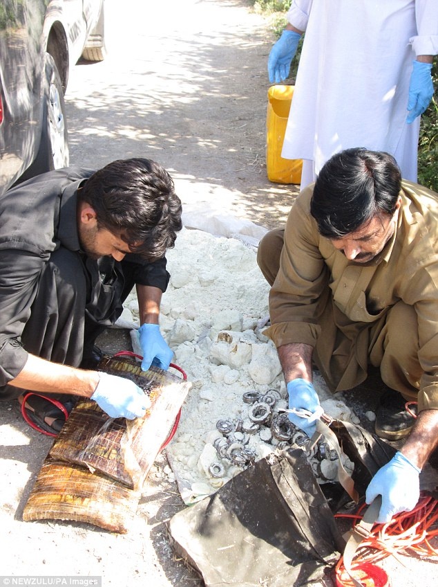 Sau khi kiểm tra, các chuyên gia về bom cho hay, khối lượng chiếc áo khoác tự sát là 10kg, chủ yếu là những chiếc đai ốc và bu lông. 