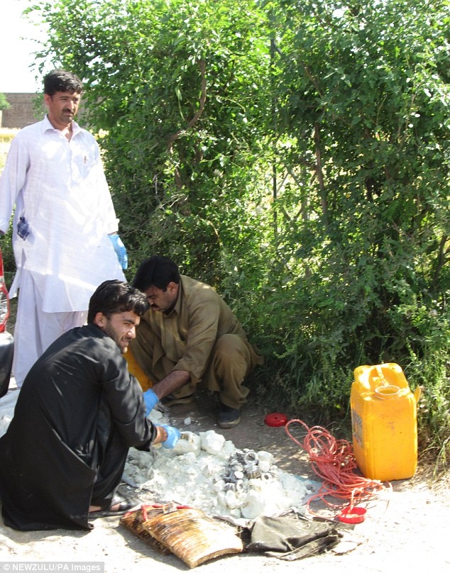 Vụ bắt giữ diễn ra sau khi nhiều quan chức Pakistan trở thành mục tiêu của âm mưu đánh bom trên khắp đất nước. Một cảnh sát thiệt mạng và một người khác bị thương trong vụ đánh bom vào đêm 26/4. Sau đó một ngày, vụ nổ bom tại tỉnh Khyber khiến một tình nguyện viên và 3 người khác bị thương.