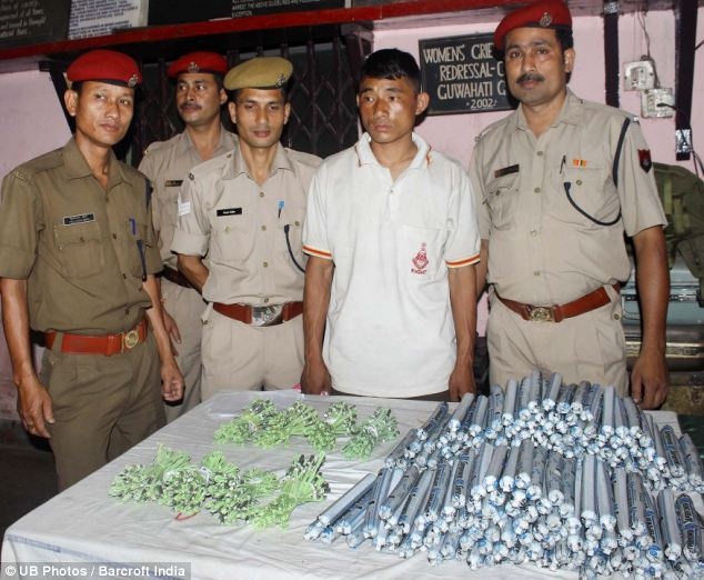 Trong khi đó, hôm 27/4, cảnh sát Ấn Độ đã bắt giữ Raidar Bhutia tới từ thành phố Darjeeling, bang Tây Bengal vì tội vận chuyển 204 cây gậy thuốc nổ và hơn 204 kíp nổ. 