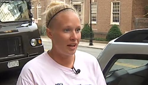 Lauren, 22 tuổi. Ảnh: Thestir.