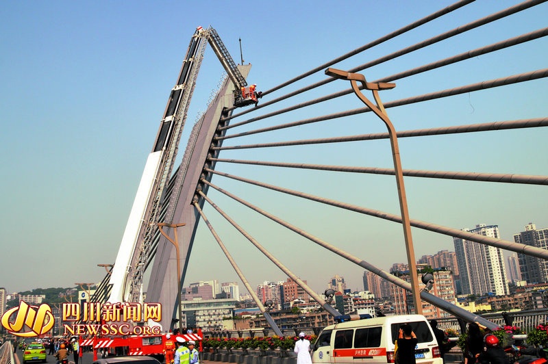 ECNS đưa tin, sáng hôm 27/4, một người đàn ông khoảng 40 tuổi leo lên đỉnh cây cầu cáp treo ở thành phố Lô Châu, tỉnh Tứ Xuyên và thả hàng trăm tờ tiền xuống đất.