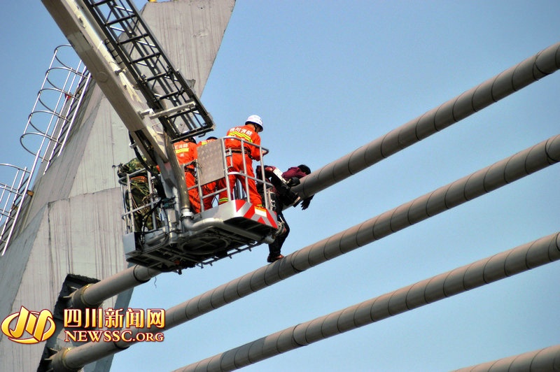 Nem tien tu dinh cau treo hinh anh