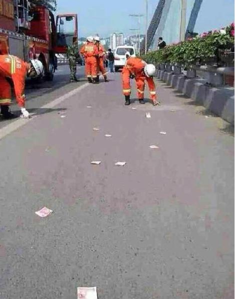 Lính cứu hỏa thu nhặt khoảng 10.000 tệ (gần <abbr class=