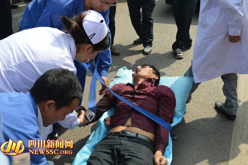 Khi được đưa xuống, lực lượng y tế nhanh chóng sơ cứu và chuyển người đàn ông tới bệnh viện.