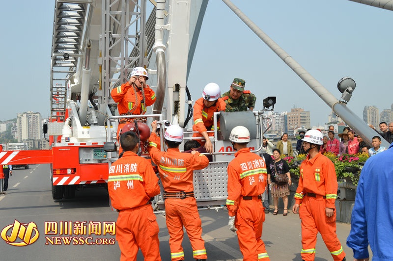 Hiện người ta chưa rõ danh tính cũng như nguyên nhân khiến người đàn ông có hành động kỳ lạ này.