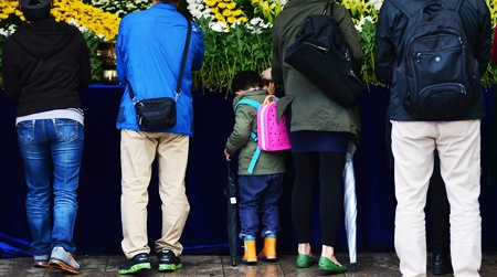 Người dân tới viếng bàn thờ chung tại Seoul City Hall. Ảnh: koreatimes