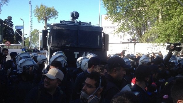 Sáng sớm ngày 1/5, hàng ngàn người biểu tình tập trung tại quảng trường Taksim và một vài địa điểm khác trong thành phố. Những người này đang cố gắng phá vỡ lệnh cấm biểu tình vào ngày Quốc tế Lao động hàng năm của chính phủ. Phương tiện truyền thông Thổ Nhĩ Kỳ cho biết, bộ Quốc phòng nước này đã triển khai khoảng 40.000 cảnh sát trong thành phố vào ngày Quốc tế Lao động năm nay.