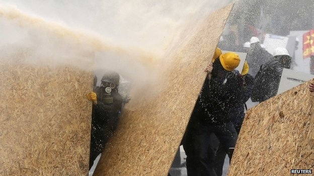 Nguoi bieu tinh Tho chong canh sat vao ngay Quoc te Lao dong hinh anh