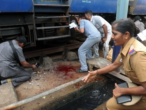 Vu danh bom kep lam rung chuyen nha ga An Do hinh anh