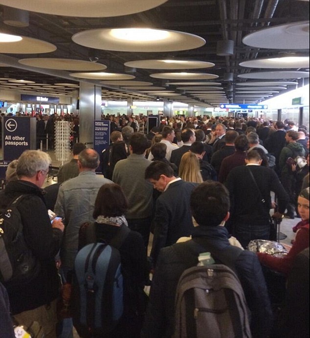 San bay hon loan, hanh khach danh nhau vi loi may tinh hinh anh