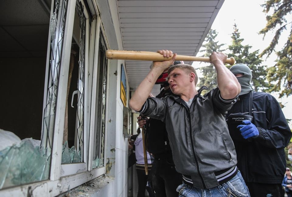 Những người biểu tình chống chính phủ xông vào