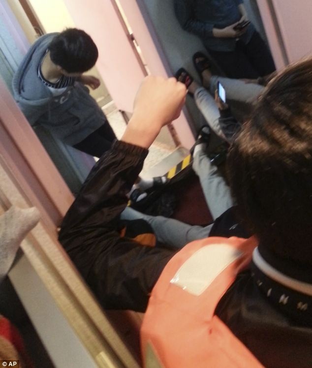 Hoc sinh Han dua cot khi tau Sewol bat dau lat hinh anh