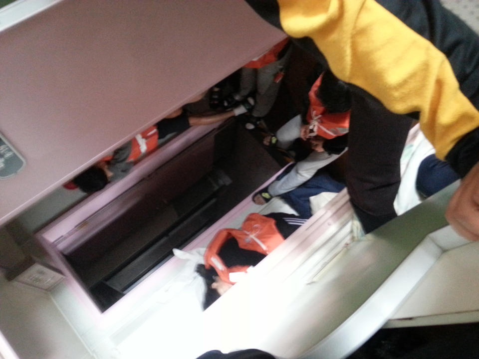 Cung bac cam xuc cua nhom hoc sinh Han khi tau Sewol chim hinh anh