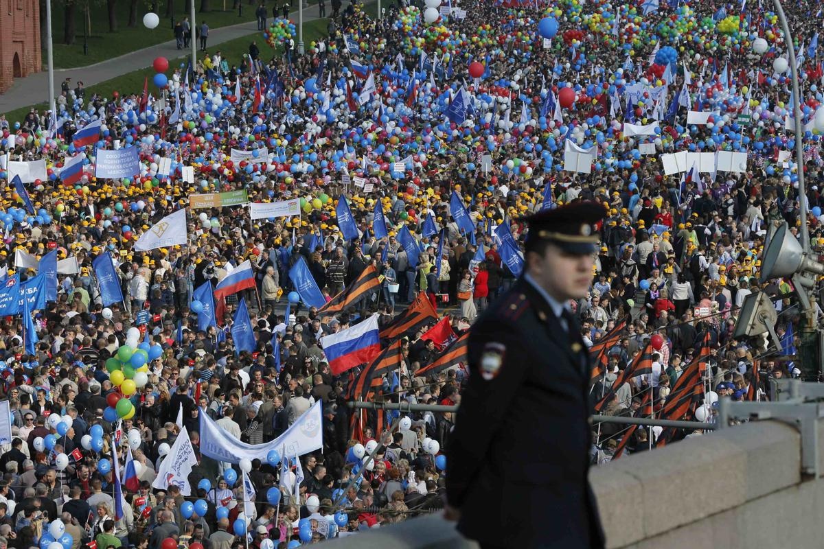 “Hơn 3.100 sự kiện với sự tham gia của hơn 3 triệu người đã diễn ra tại 1.630 thành phố và địa phương. Hơn 5.100 binh sĩ thuộc Bộ Nội vụ, 5.200 người tình nguyện, hơn 3.200 nhân viên an ninh đã đảm bảo trật tự tại các khu vực mít tinh”, Itar Tass trích thông báo cho biết. Ảnh: Reuters.