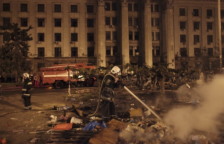 Theo thông báo của Hội đồng thành phố Odessa, từ ngày 3 đến ngày 5/5 sẽ là ngày để tang chung các nạn nhân của thảm kịch cháy tòa nhà công đoàn. Cờ Odessa và cờ Ukraina được gắn thêm các rải ruy băng màu đen và treo rủ trên các tòa nhà chính quyền, The Voice of Russia đưa tin.