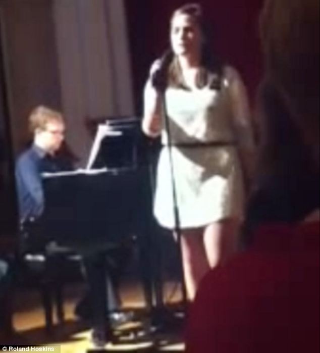 Hieu pho mat viec vi ngoai tinh voi hoc tro cu hinh anh