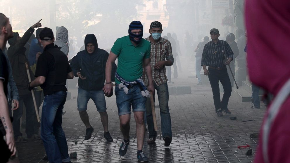 Hôm 2/5, hàng nghìn người Ukraina mang theo cờ, đội mũ sắt và cầm dùi cui, đổ ra đường ở thành phố Odessa, miền nam Ukraina để thể hiện sự phản đối với chính phủ tại Kiev. Cuộc biểu tình nhanh chóng biến thành thảm kịch tòa nhà công đoàn bị phóng hỏa trong cuộc đụng độ giữa những người ủng hộ và chống chính phủ Ukraina. Ảnh: AP.