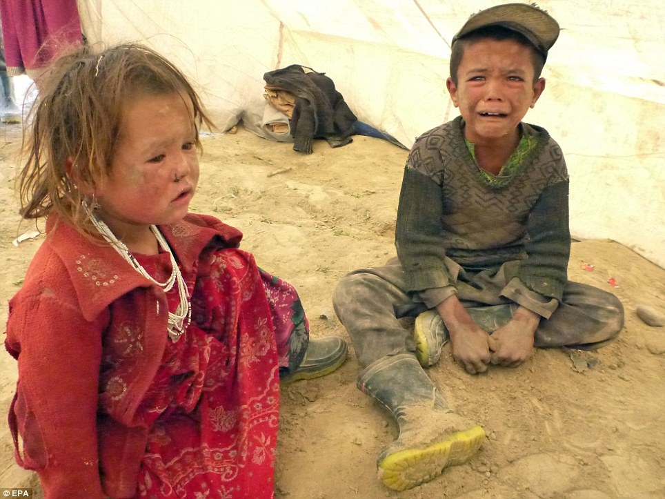 Trận lở đất đã đảo lộn hoàn toàn cuộc sống của người dân tại làng Hobo Barik và trẻ em chính là những nan nhân đáng thương nhất. Ảnh: EPA.