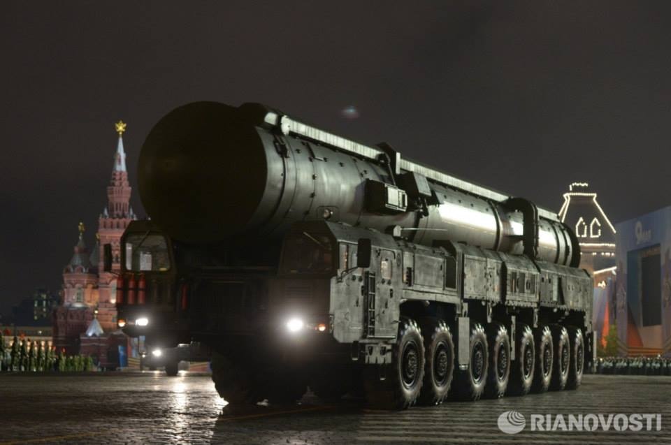 Vu khi Nga dien tap dieu binh giua dem mung Ngay chien thang hinh anh