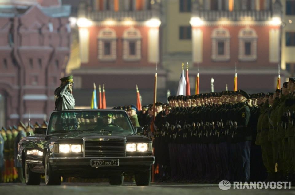 Bộ trưởng Quốc phòng Nga Sergei Shoigu trong buổi diễn tập ban đêm chuẩn bị cho cuộc diễu hành Ngày Chiến thắng.