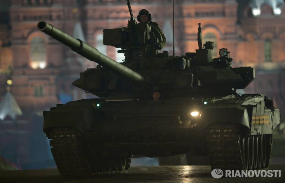 Xe tăng T-90 trong buổi tổng duyệt qua khu vực Quảng trường Đỏ.