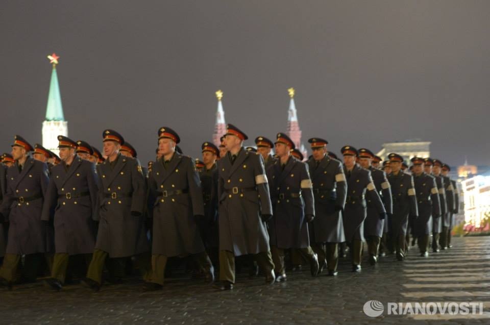 Các chiến sĩ quân đội diễu hành qua khu vực Quảng trường Đỏ.